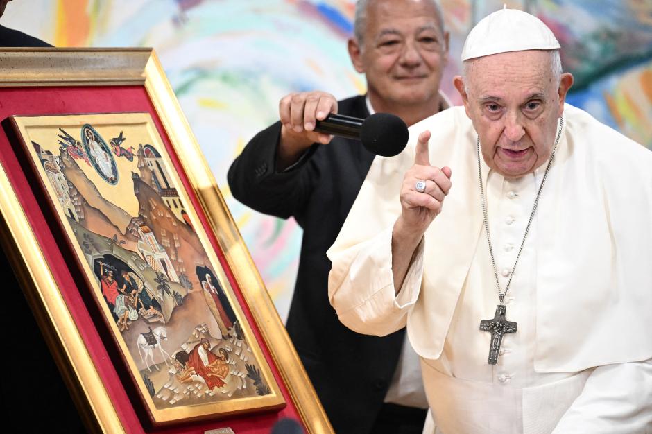 El Papa ha entregado a los jóvenes de Scholas una representación del buen samaritano
