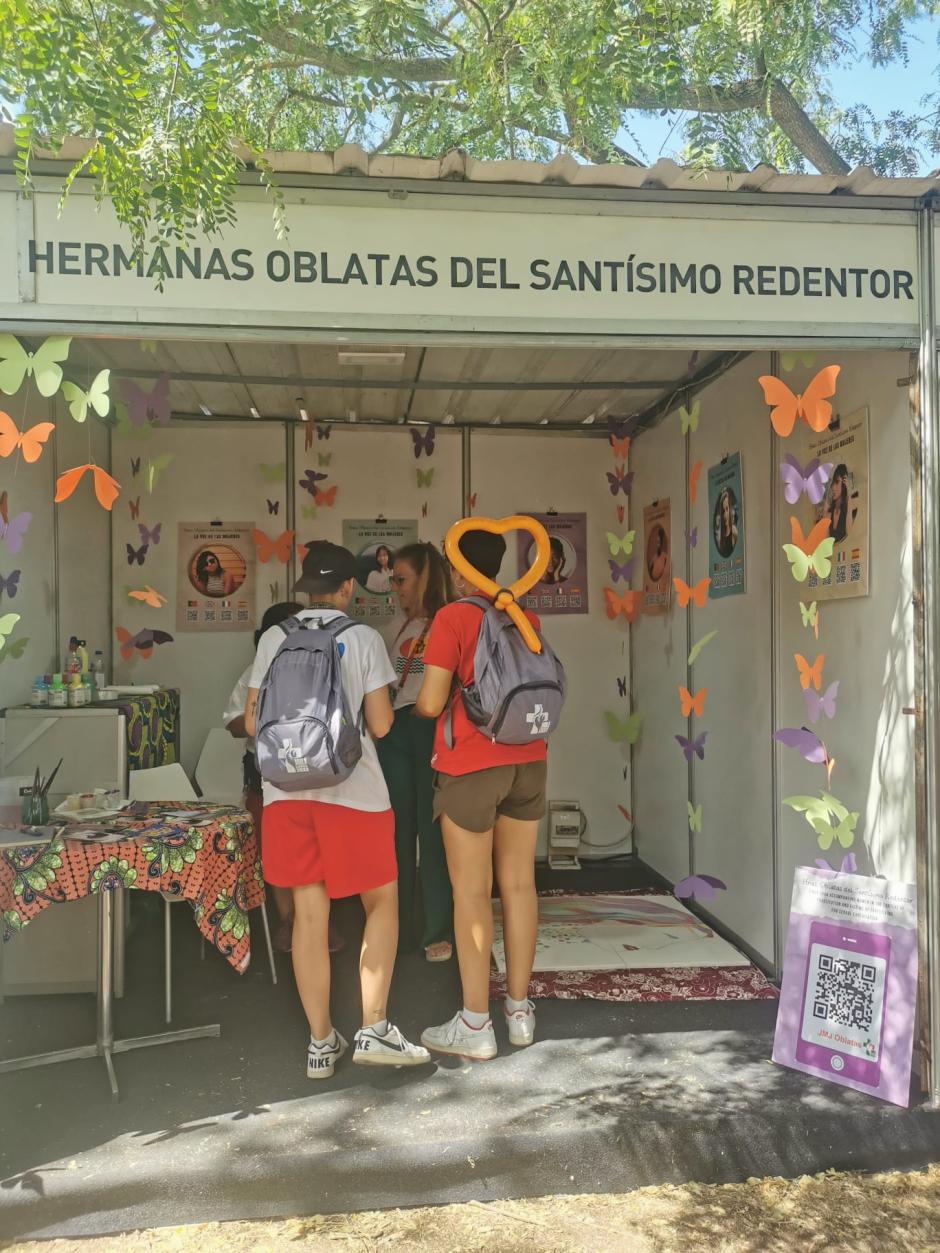 Estand de las oblatas en la feria vocacional