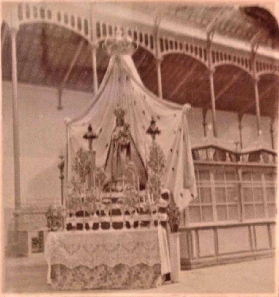 Altar con la Virgen del Socorro en la inauguración del mercado