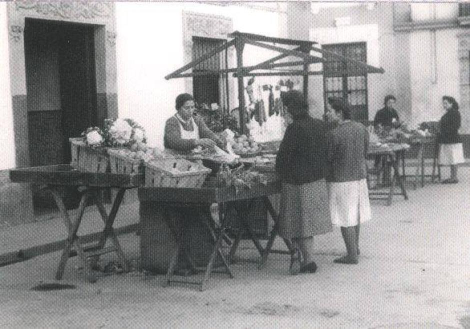 Mercado en la plaza de Aladreros