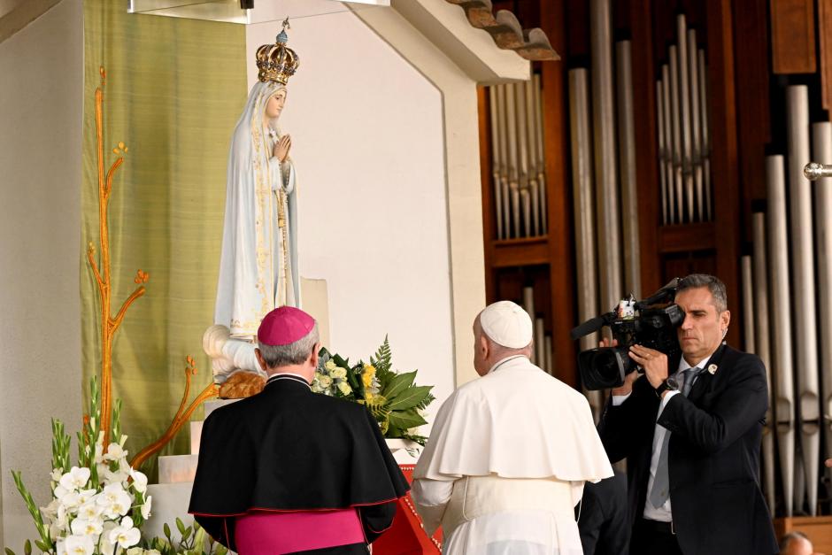 El Papa ha rezado el Rosario con jóvenes enfermos en la capilla de las Apariciones de Fátima