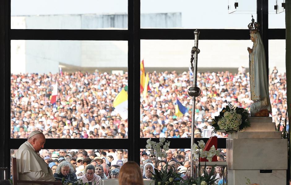 El Papa Francisco, rezando ante la Virgen de Fátima