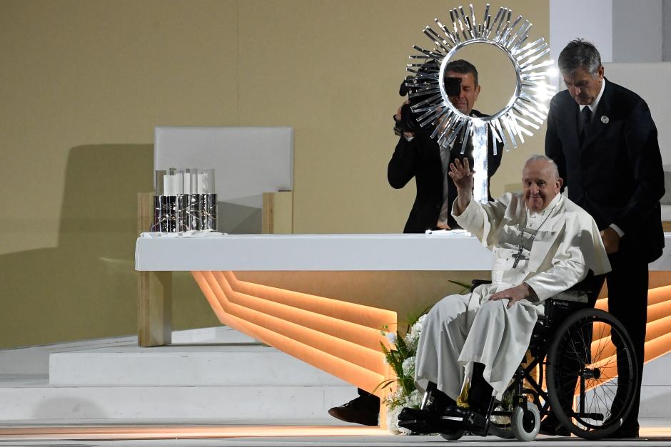 El Papa deja el escenario tras la vigilia de oración