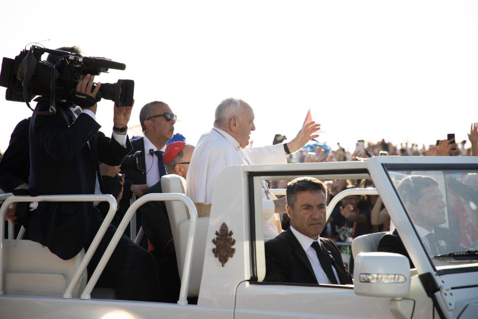 El Papa Francisco da la bendición a los peregrinos en el Campo de Gracia