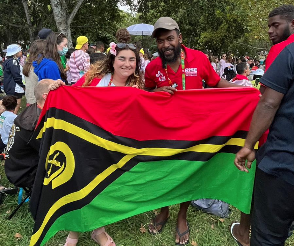Foto mía con un Vanuatuense​ y la bandera de Vanuatu