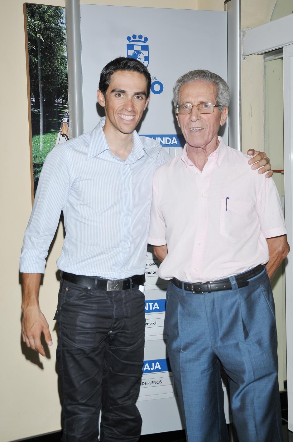 Martín Bahamontes, en una fotografía con Alberto Contador, dos veces ganador del Tour