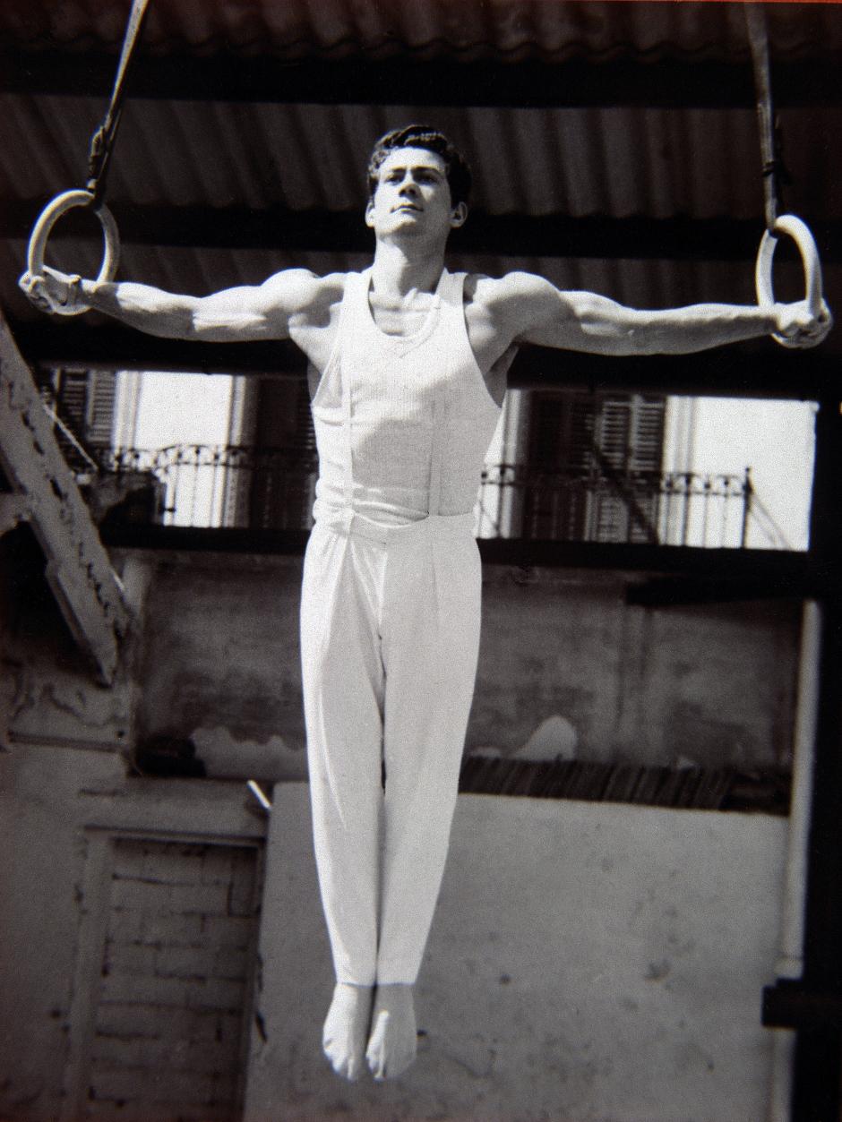 Joaquín Blume. Llegó a ser el mejor gimnasta del mundo en unos tiempos (década del 50) donde el deporte apenas tenía presencia en España. Un accidente en 1959 le dejó sin poder ir a los Juegos de 1960, donde era el gran favorito
