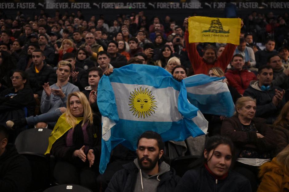 Partidarios Milei exhiben una bandera argentina durante el cierre de su campaña en el Movistar Arena de Buenos Aires