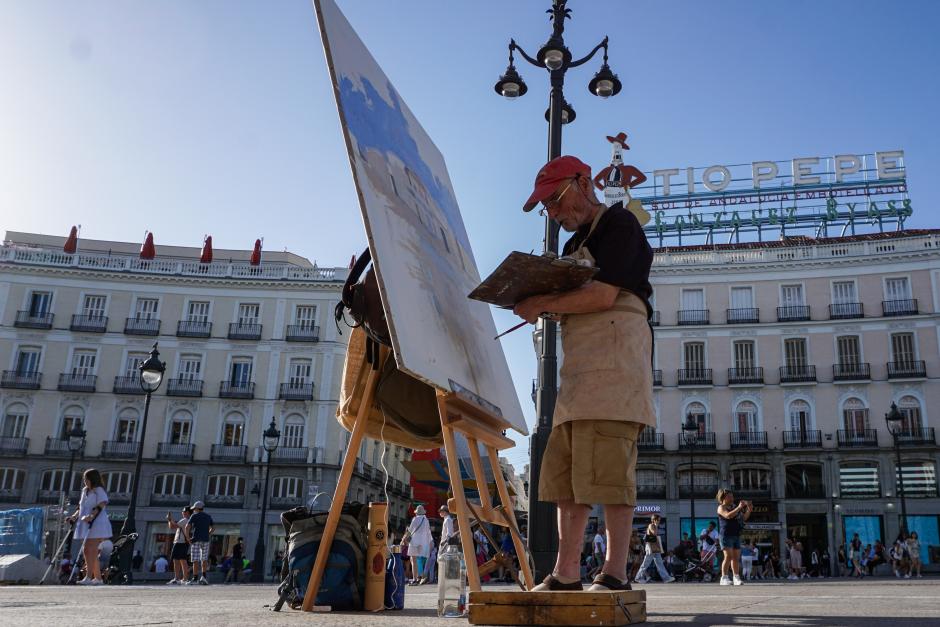 El pintor Antonio López en la Puerta del Sol
