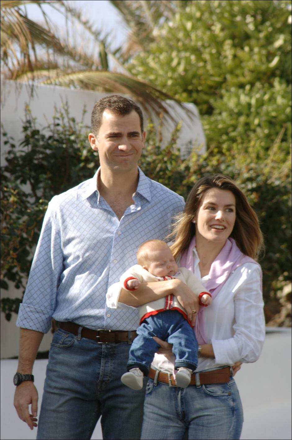 Los Príncipes de Asturias, con su hija Leonor, en 2005 
27/12/2005
LANZAROTE *** Local Caption *** Prince Felipe and Princess Letizia with their daughter Princess Leonor (born October 31, 2005) are in the Islando of Lanzarote (part of the Canary Islands) . The Royal family are at La Mareta, This is the first time they pose for the press after the official photos taken to present Prince Leonor in Madrid.