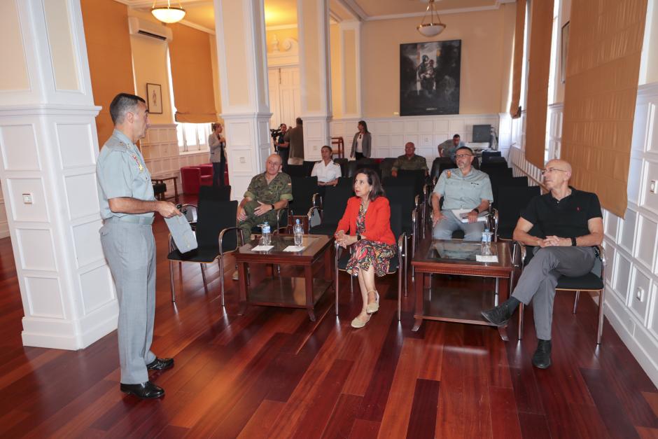 La ministra ha asistido a las explicaciones del director de la academia, el general de Brigada, Manuel Pérez López
