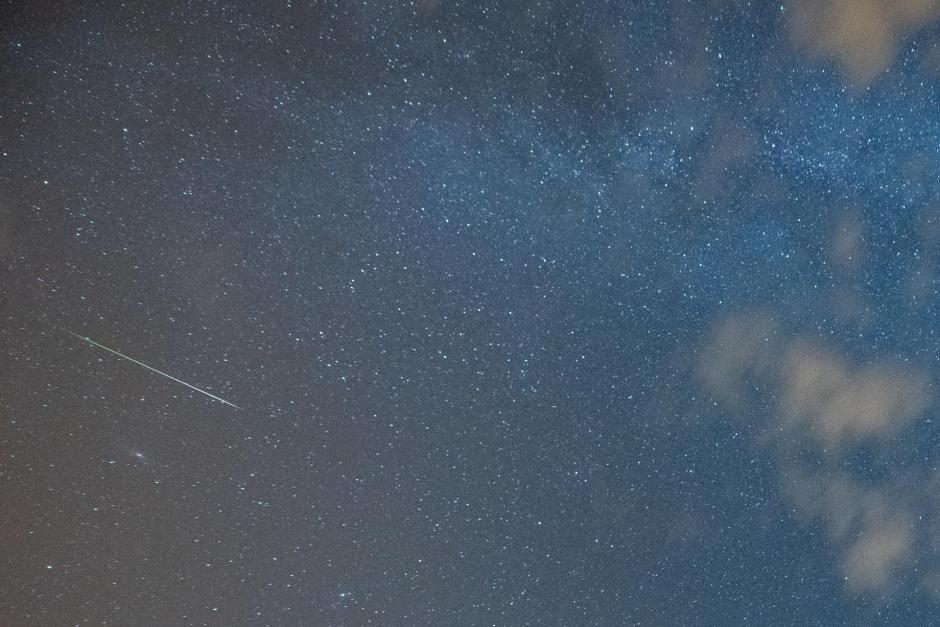 Una estrella fugaz cruza el cielo en Fuerteventura