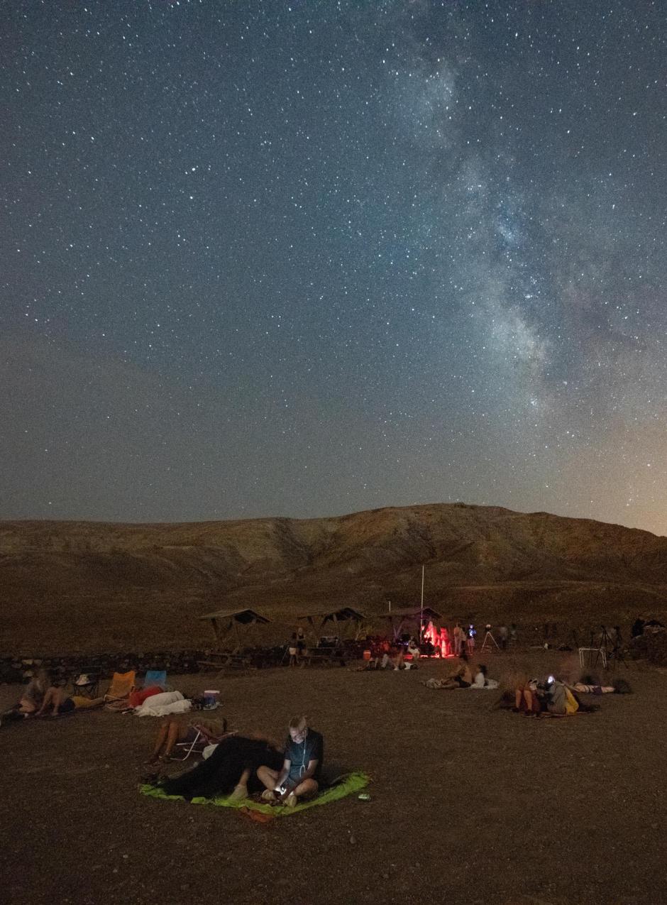 Cientos de personas han acampado al aire libre para poder tener una mejor visión del cielo y las estrellas