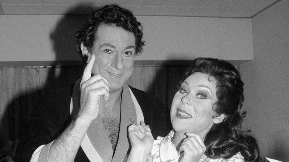 El tenor Plácido Domingo con la soprano Renata Scotto en un camerino tras bambalinas antes de la presentación de la noche inaugural de 'Norma' de Vincenzo Bellini en el Metropolitan Opera House de Nueva York el 22 de enero de 1981