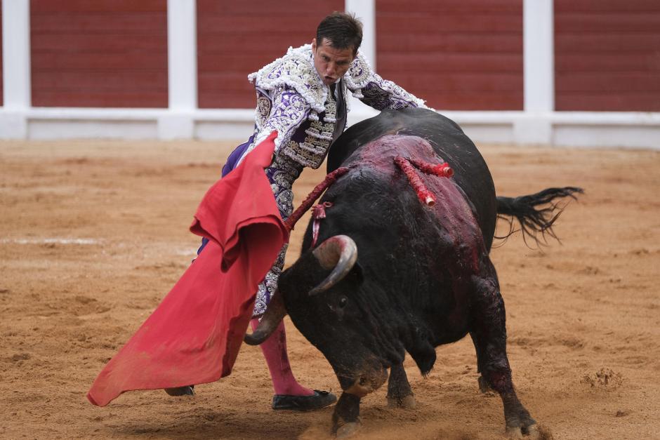 El diestro madrileño Julián López "El Juli" lidia en solitario en Gijón seis toros