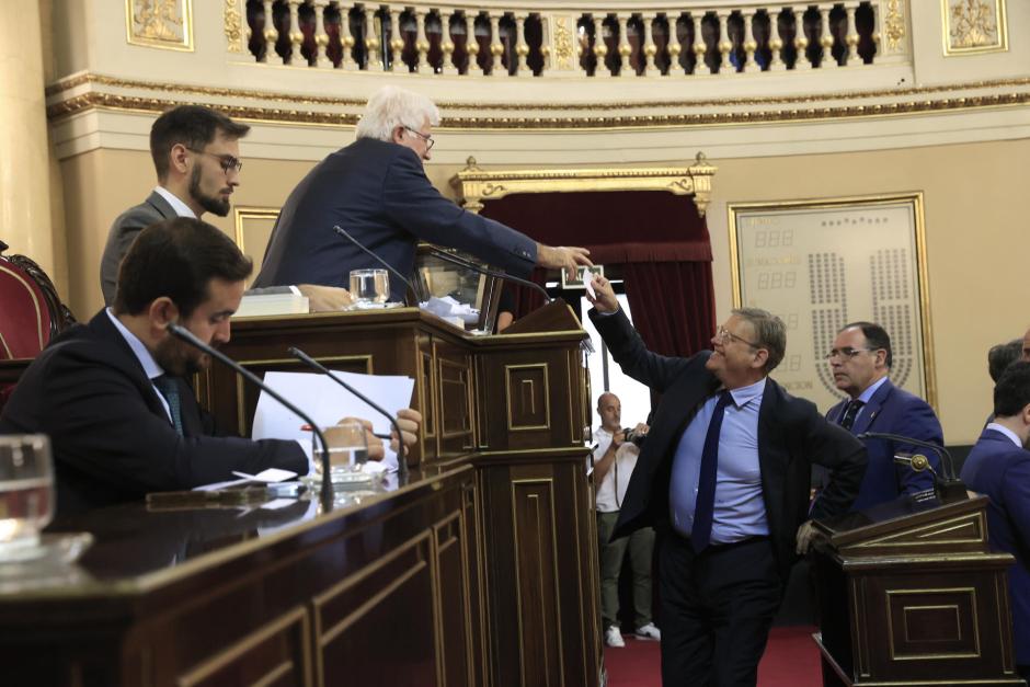 Ximo Puig, eligiendo al presidente del Senado en su primera votación en la Cámara Alta.