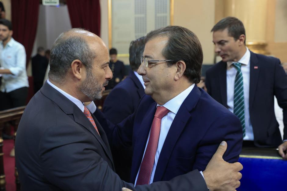 El presidente del Senado, Pedro Rollán, y el vicepresidente segundo, Guillermo Fernández Vara, conversan en la Cámara Alta.