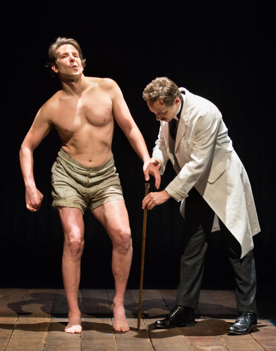 Bradley Cooper en la obra "The Elephant Man," dirigida por Scott Ellis, en el Booth Theater de Broadway