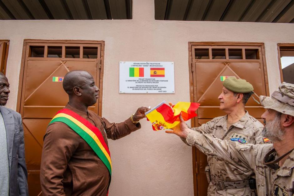 Los militares españoles inauguraron unos aseos para el orfanato con el que colaboran habitualmente