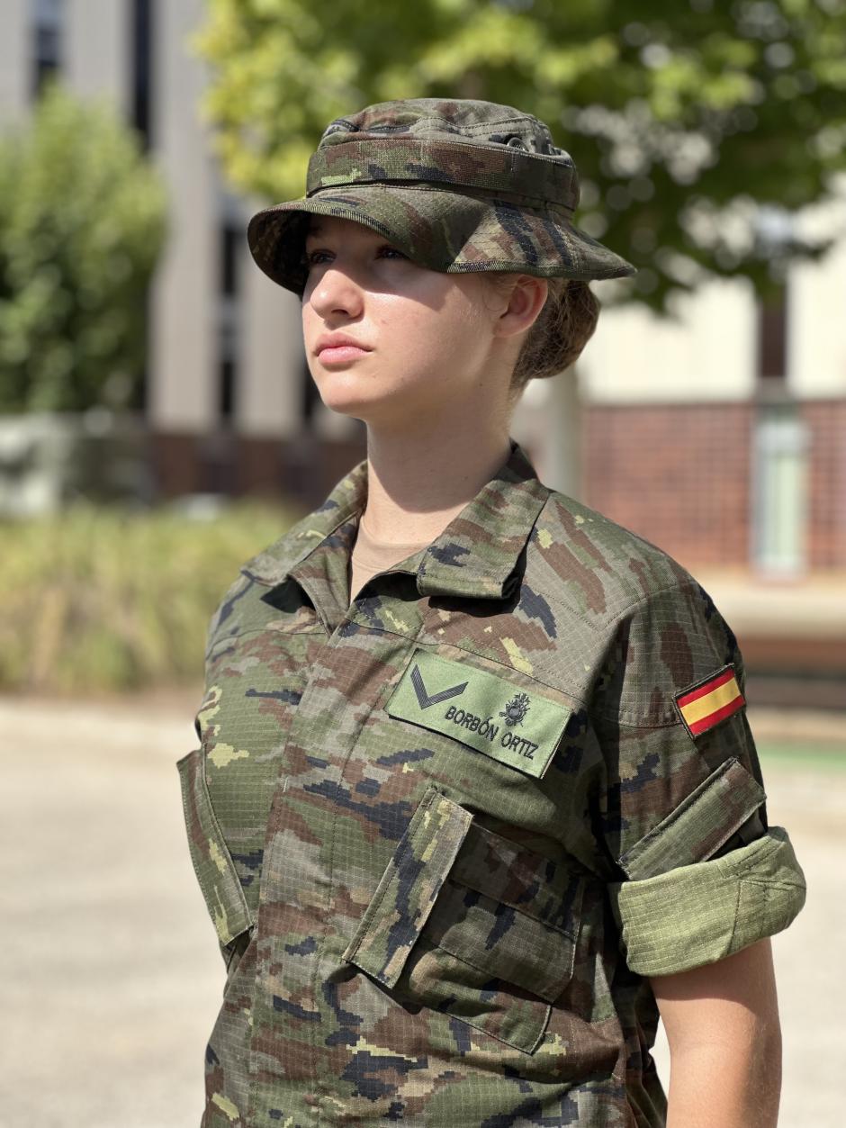 La Princesa Leonor, en una imagen donde se aprecia el frontal de su uniforme con sus apellidos, "Borbón Ortiz"