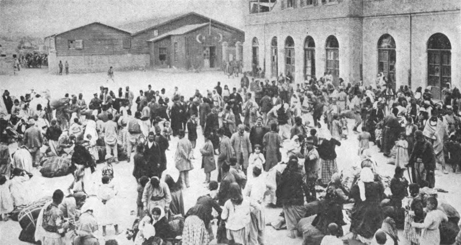 Armenios reunidos en una ciudad antes de la deportación. Fueron asesinados fuera de la ciudad