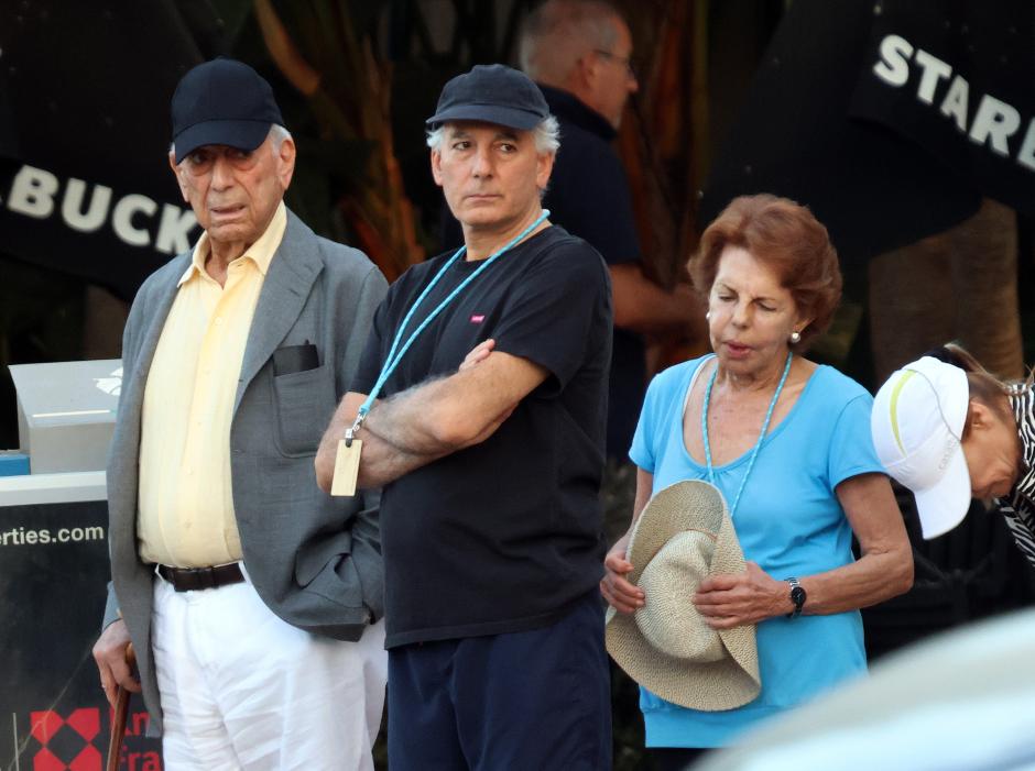 Mario Vargas Llosa y Patricia Llosa junto a su hijo Álvaro Vargas Llosa en Marbella