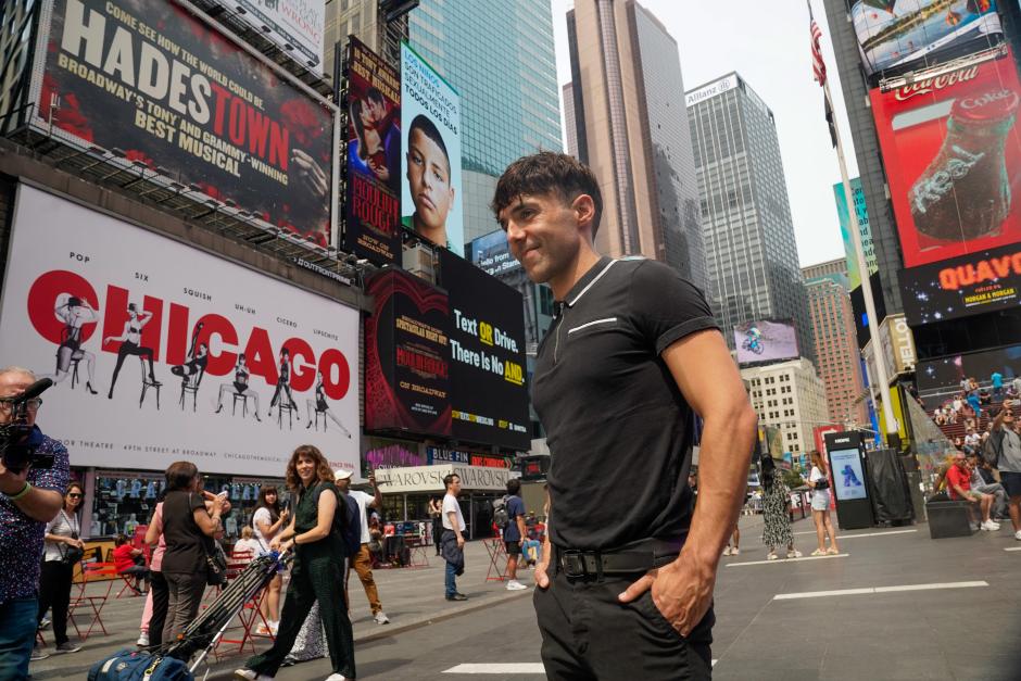 Antonio Díaz, el Mago Pop, en Times Square