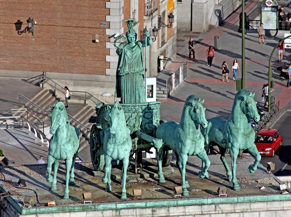 Cuadriga de Minerva en el Arco de la Victoria