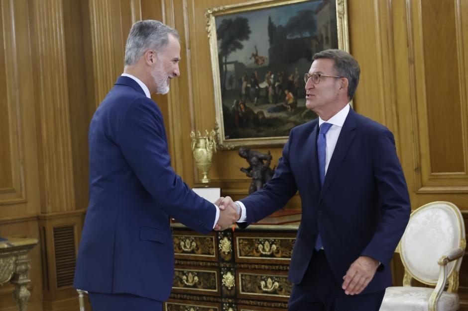 Felipe VI recibe el saludo del candidato del PP, Alberto Núñez Feijóo