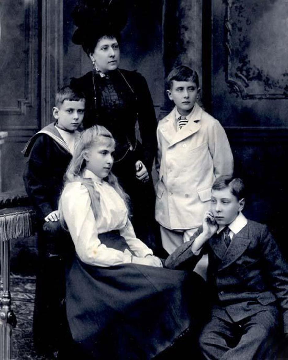 Victoria Eugenia, con sus hermanos y su madre