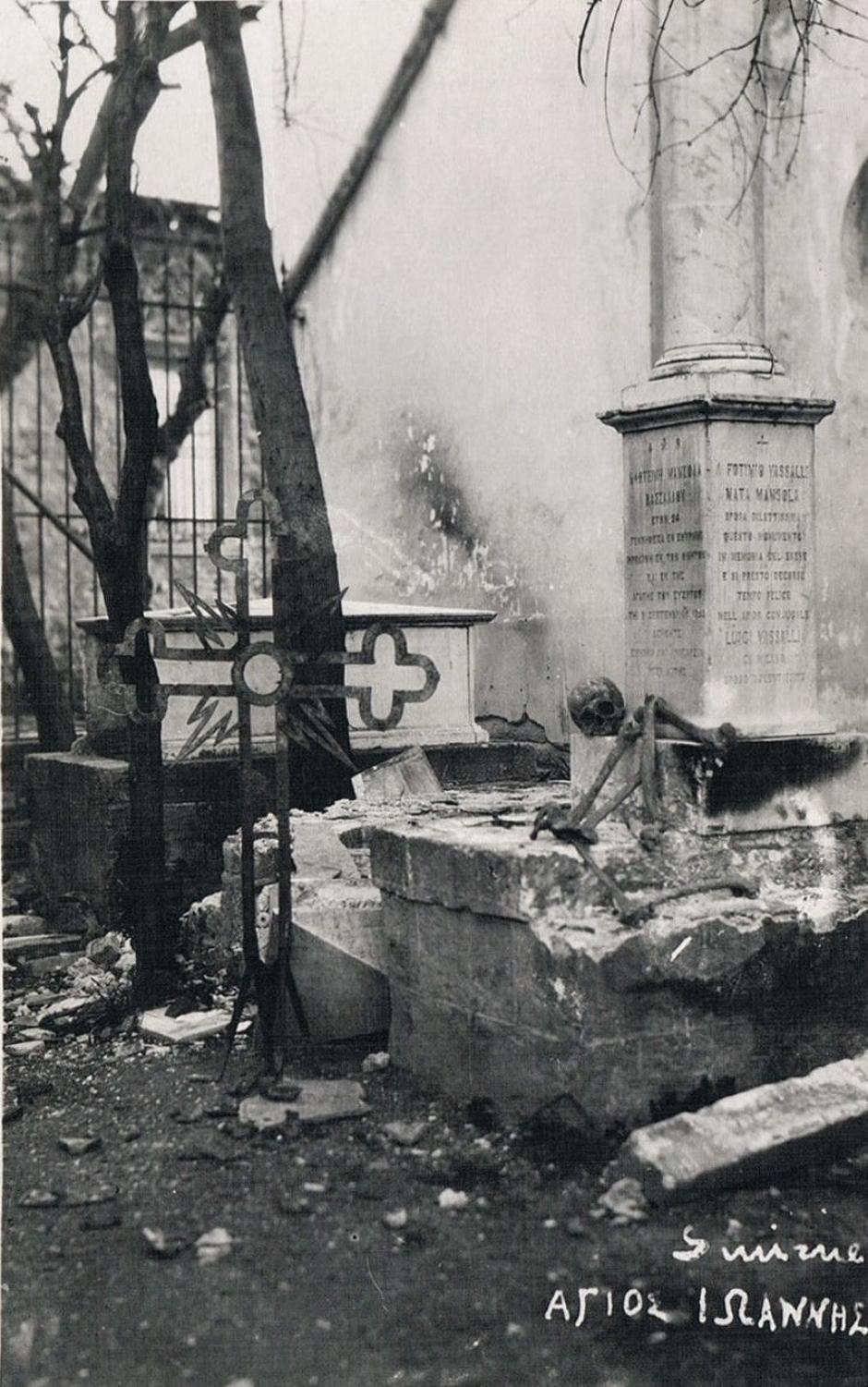 Tumbas profanadas en el cementerio de San Juan Pródromos durante las masacres de Esmirna, septiembre de 1922