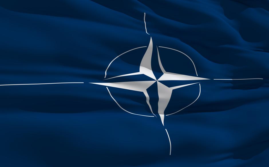 Bandera de la OTAN, institución que se encarga de la defensa de Europa