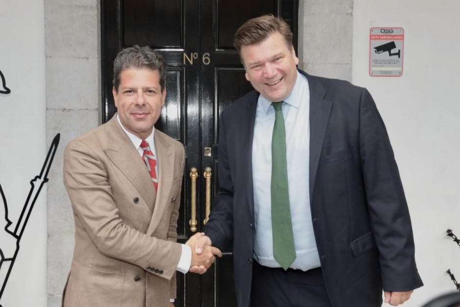 El ministro principal de Gibraltar, Fabián Picardo, y el secretario de Estado para las Fuerzas Armadas del Reino Unido, James Heappey,