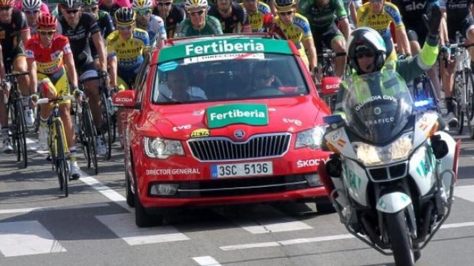 Un Guardia Civil abre paso al pelotón de La Vuelta