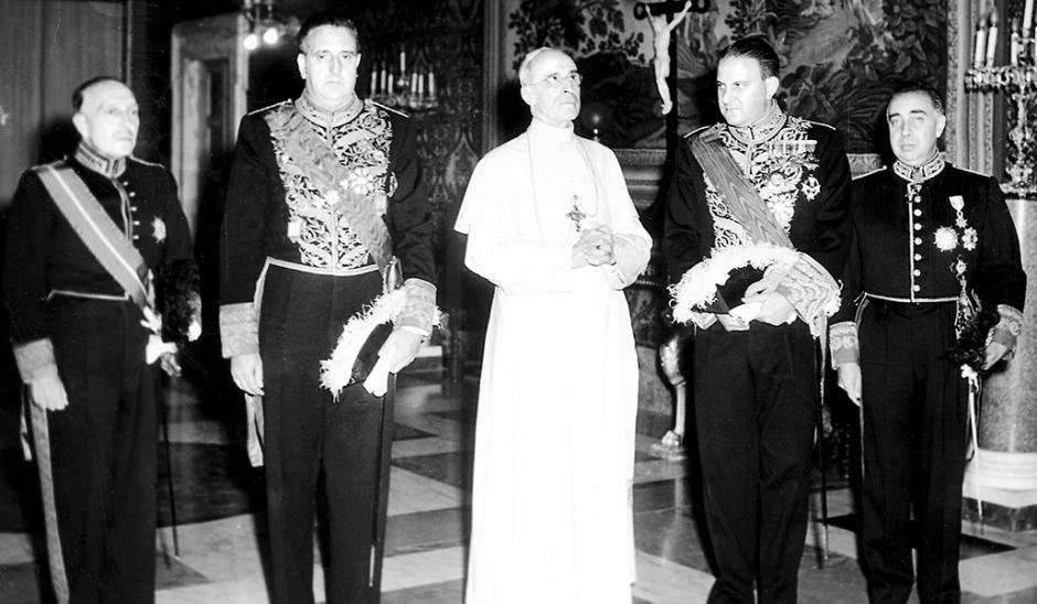 Pío XII junto a Alberto Martín Artajo, ministro de Asuntos Exteriores, y Fernando María Castiella, embajador de España ante la Santa Sede, en 1953