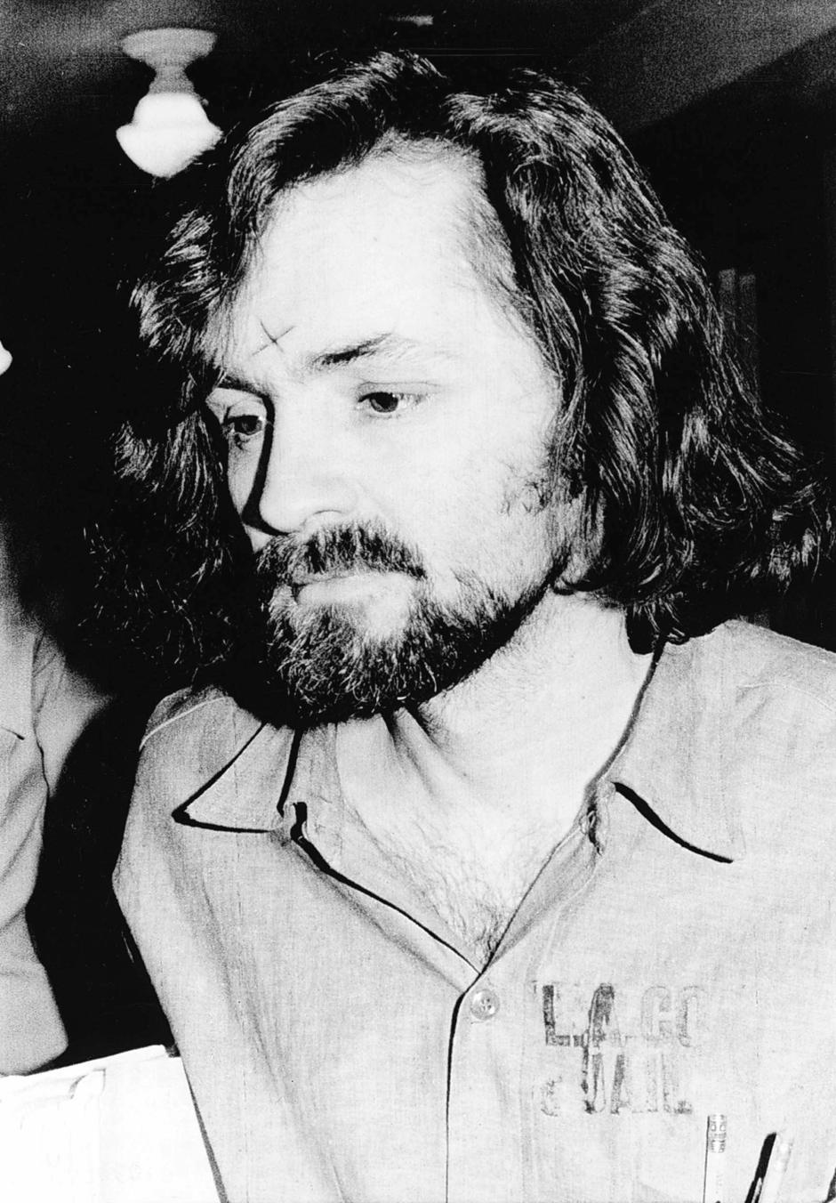 El asesino en serio Charles Manson durante su juicio, el 6 de agosto de 1970, con una cruz en la frente que se convertiría en una esvástica al año siguiente