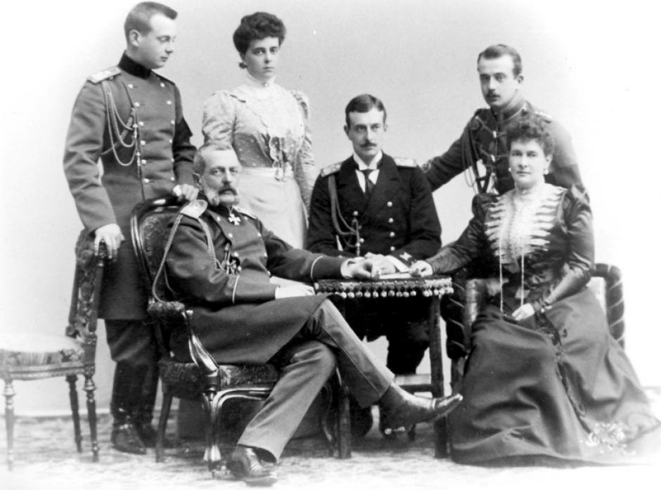 Los grandes duques Vladimir y María con sus hijos, de izquierda a derechaː Andrés, Elena, Cirilo y Boris (1900)
