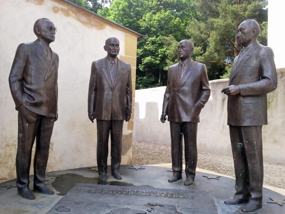 El monumento "Homenaje a los Padres Fundadores de Europa" frente a la casa de Schuman en Scy-Chazelles, obra del artista ruso Zurab Tsereteli, inaugurado el 20 de octubre de 2012