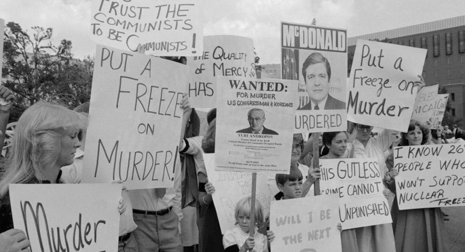 Manifestantes cerca de la Casa Blanca protestan por el derribo soviético del KAL 007 (2 de septiembre de 1983)
