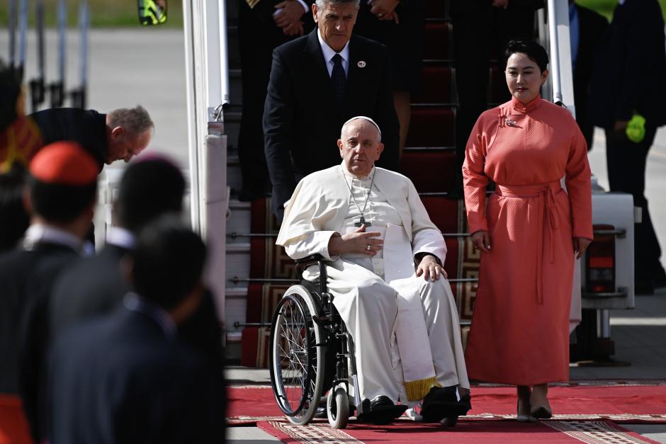 El Papa Francisco es recibido por la ministra de Asuntos Exteriores de Mongolia, Batmunkh Battsetseg