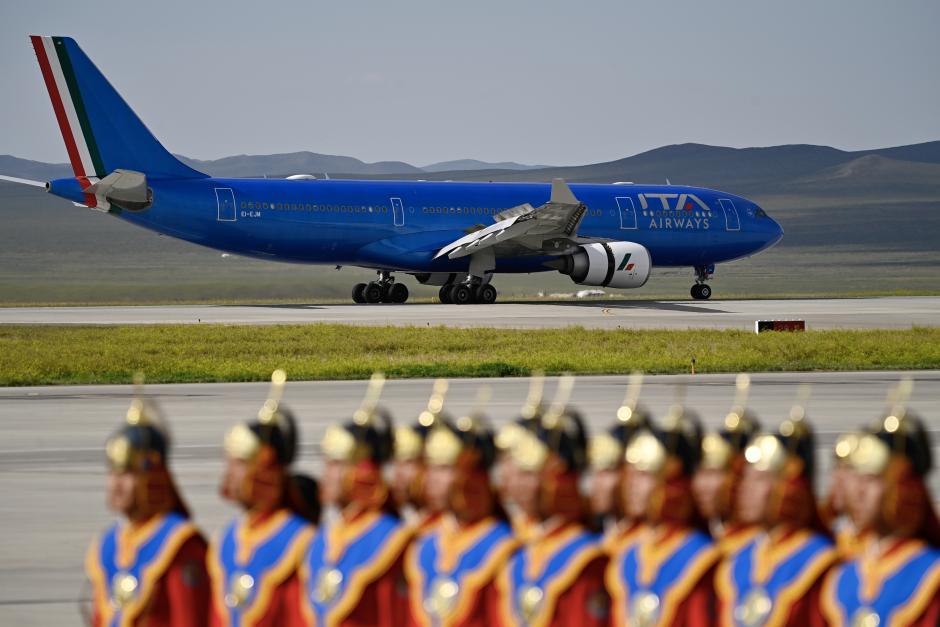 Imagen del avión del Vaticano de ITA Airways, en su llegada al aeropuerto de Mongolia