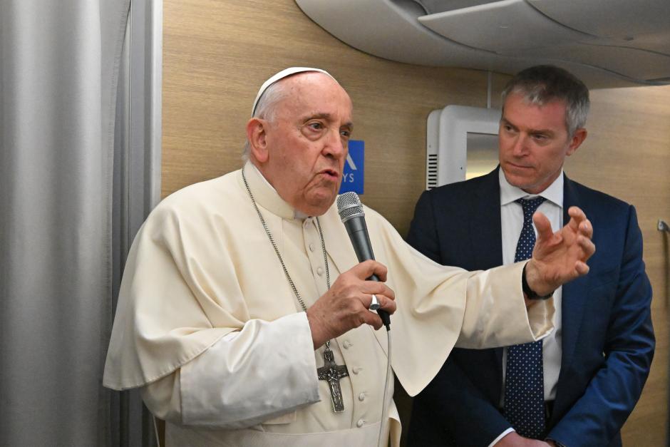 El Papa Francisco, hablando a la tripulación en el avión