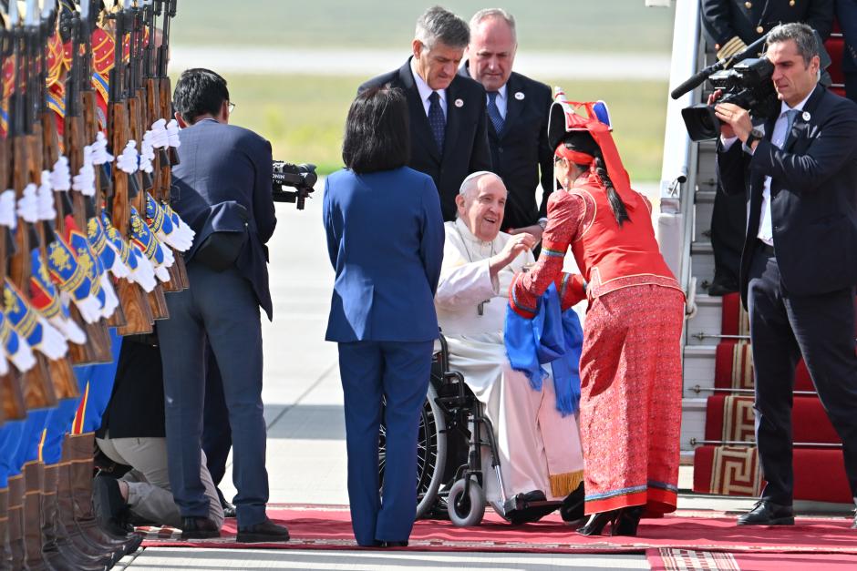 El Papa Francisco, a su llegada al Aeropuerto de Ulan Bator, capital de Mongolia