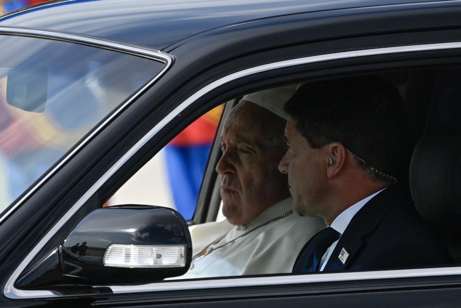 El Papa Francisco, ya en Mongolia, es trasladado en vehículo oficial