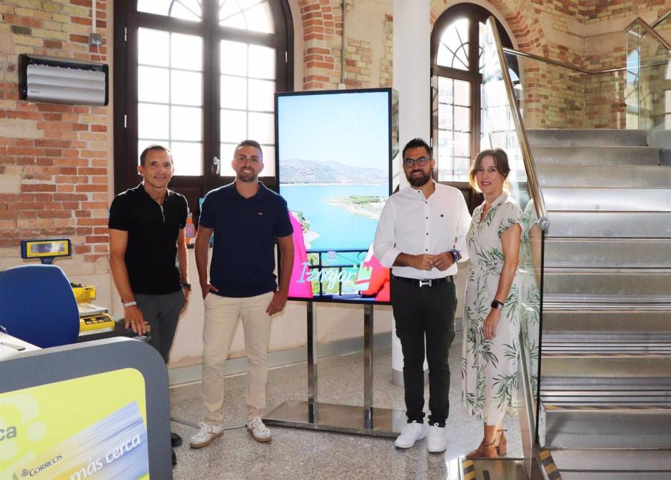 Iznájar promociona su turismo a través de oficinas de Correos de Sevilla, Granada y Málaga