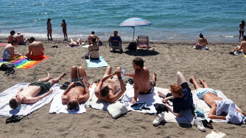 Turistas disfrutan de un día en la playa de La Malagueta.