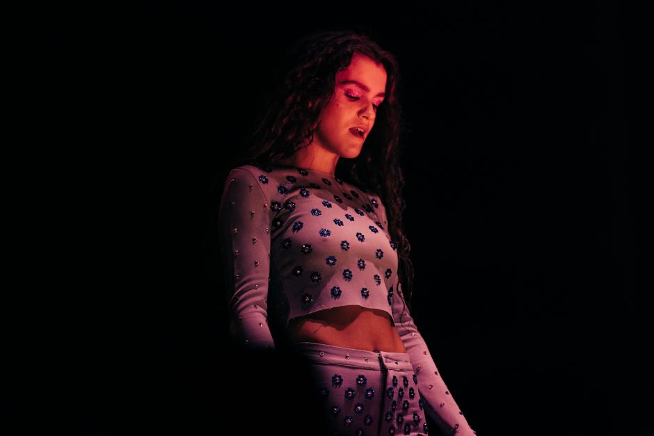Amaia durante su actuación en el festival Cala Mijas 2023