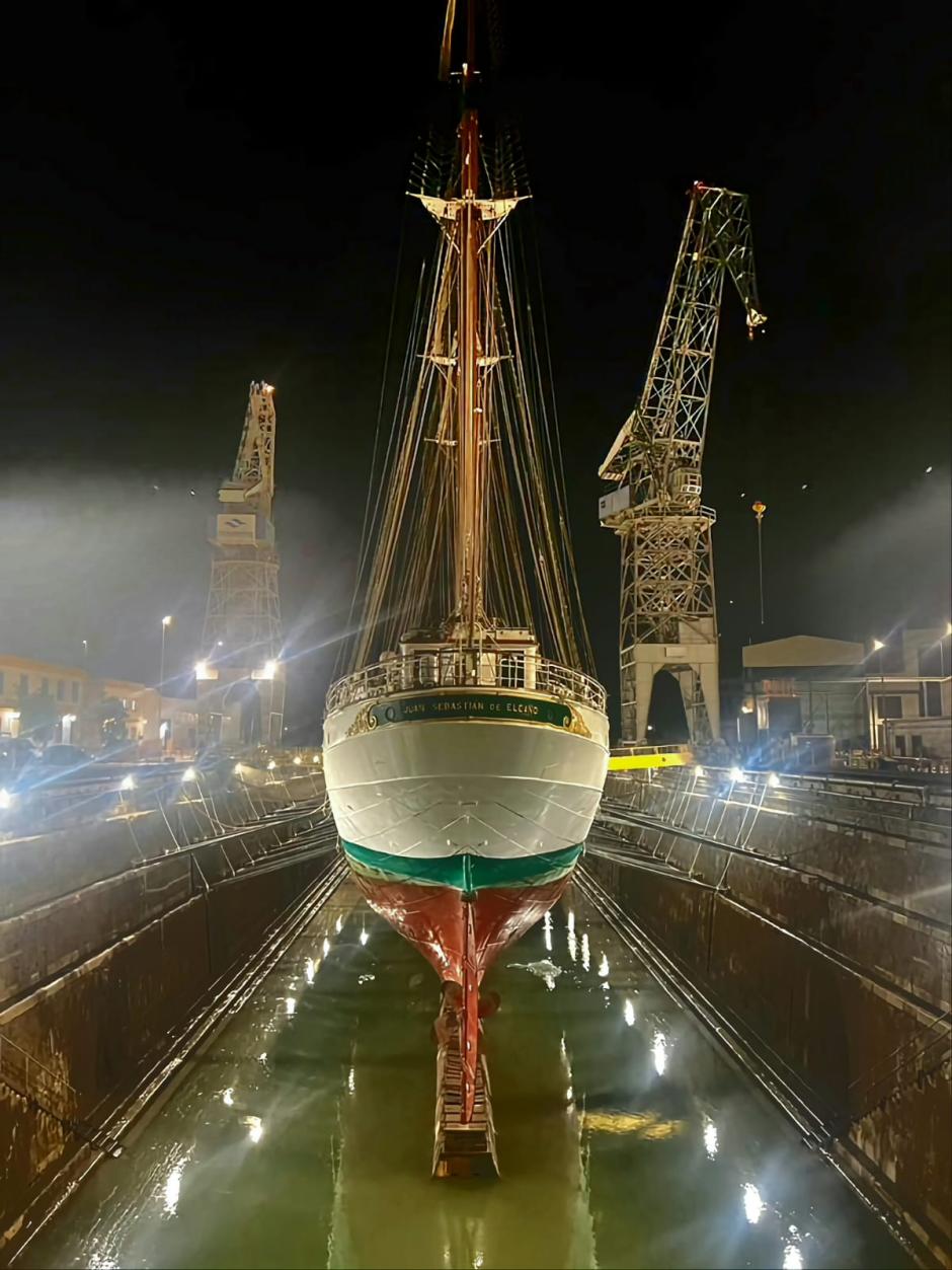 Imagen nocturna del buque escuela Juan Sebastián de Elcano en el dique seco