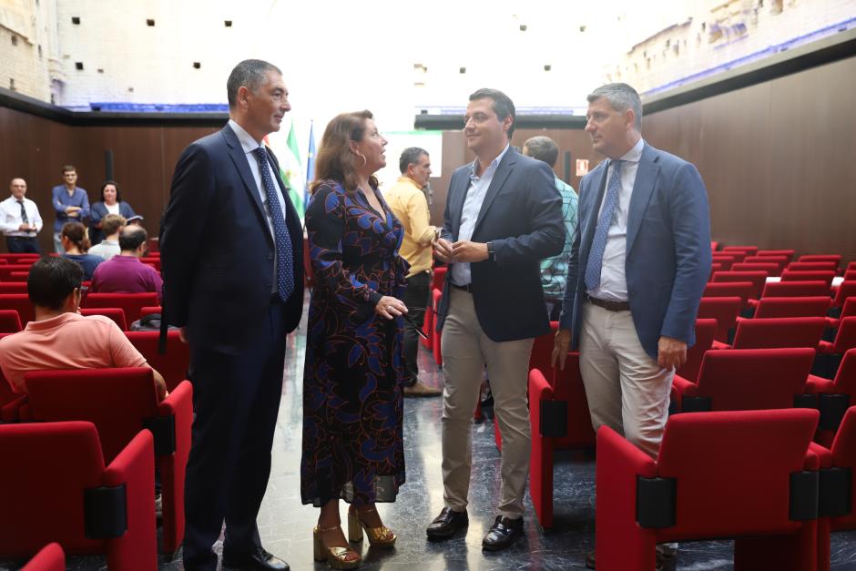 Carmen Crespo y José María Bellido, presentan el proyecto de abastecimiento del Cerrillo a Cerro Muriano.