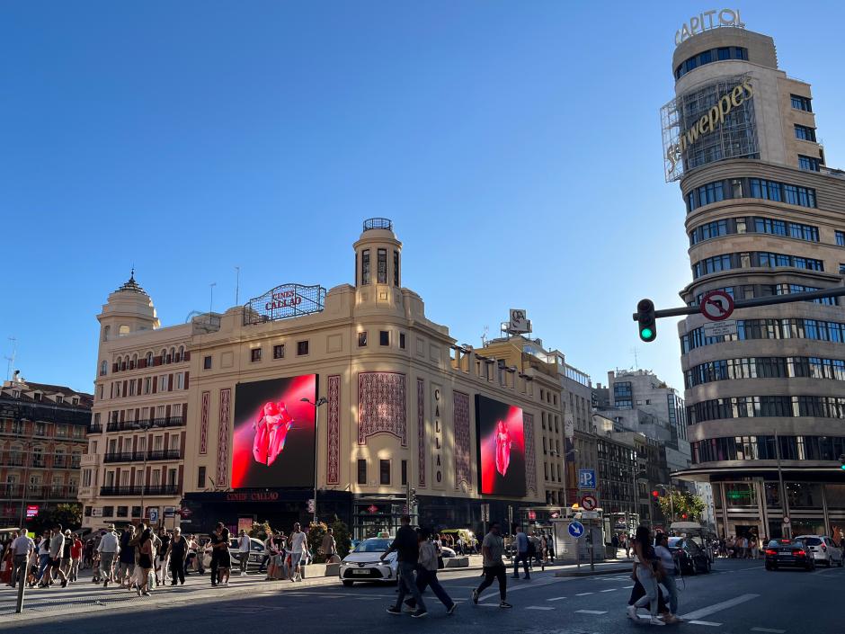 La nueva lengua de los Rolling Stones proyectada en el centro de Madrid